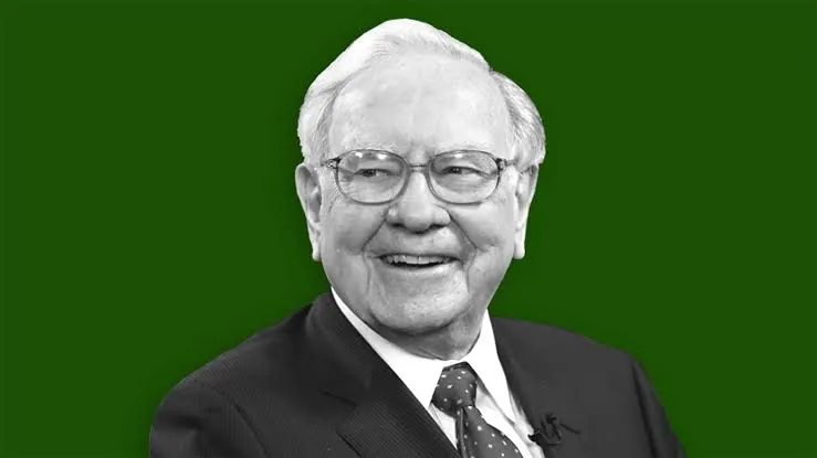 A imgam tem uma imagem preto e branca de Warren Buffett em um funco verde bandeira.