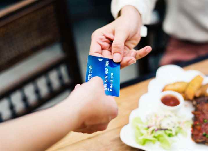 Seja cauteloso no uso do cartão de crédito. Dívidas em falta de pagamento podem comprometer a sua estabilidade financeira.