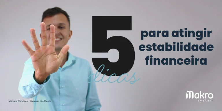 Marcelo Henrique do departamento Sucesso do Cliente mostrando o numero 5 com a mão ao lado do titulo '5 dicas para atingir a estabilidade financeira'.