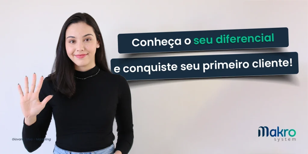 Giovana Silva, do departamento de Marketing, exibe o número 5 com a mão ao lado do título que está cercado por quadrados na cor azul.
