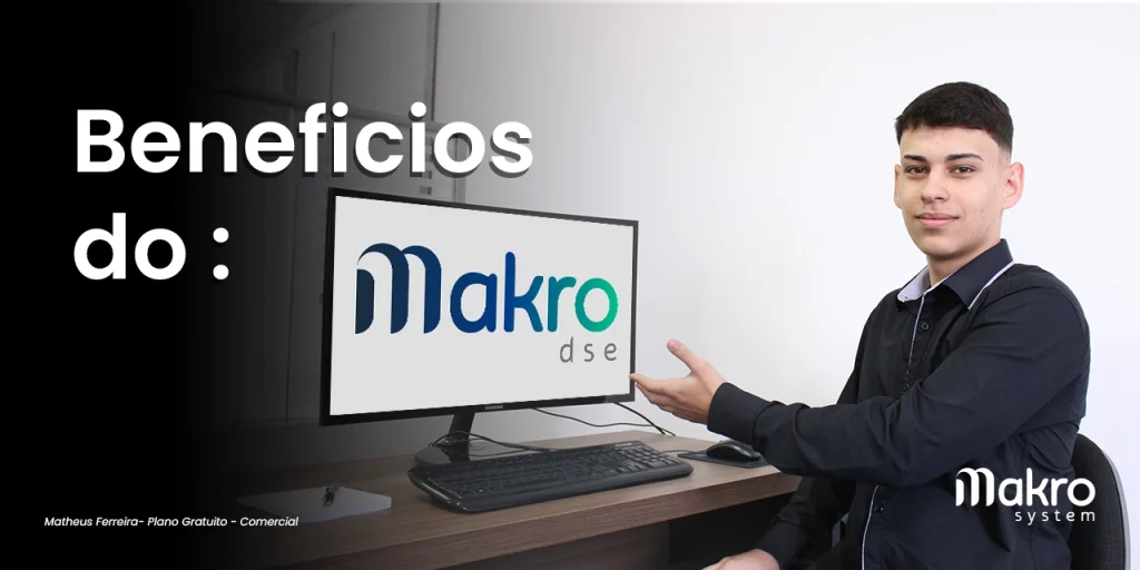 Matheus Ferreira do setor Comercial - Plano Gratuito apontando para o computador com a logo do Makro Dse e o titulo apontando para a tela também. 