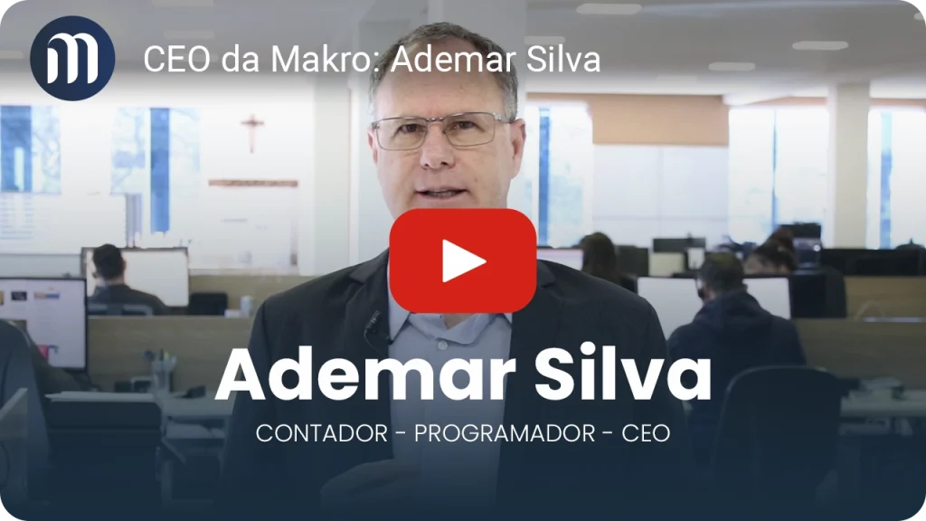 thumbnail de um vídeo do Youtube onde a capa dele é uma foto do CEO da Makro Ademar Silva em pé com pessoas trabalhando no fundo da imagem