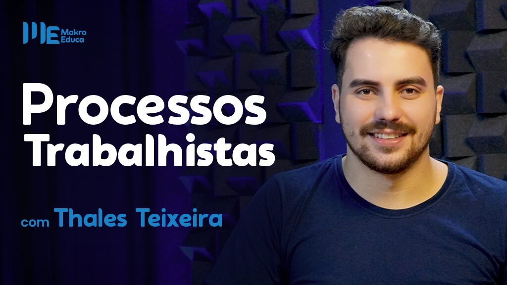 Thales Teixeira, mentor do departamento pessoal, com casmisa azul sorrindo em um estúdio azul e ao lado o título do curso "Processos Trabalhistas".