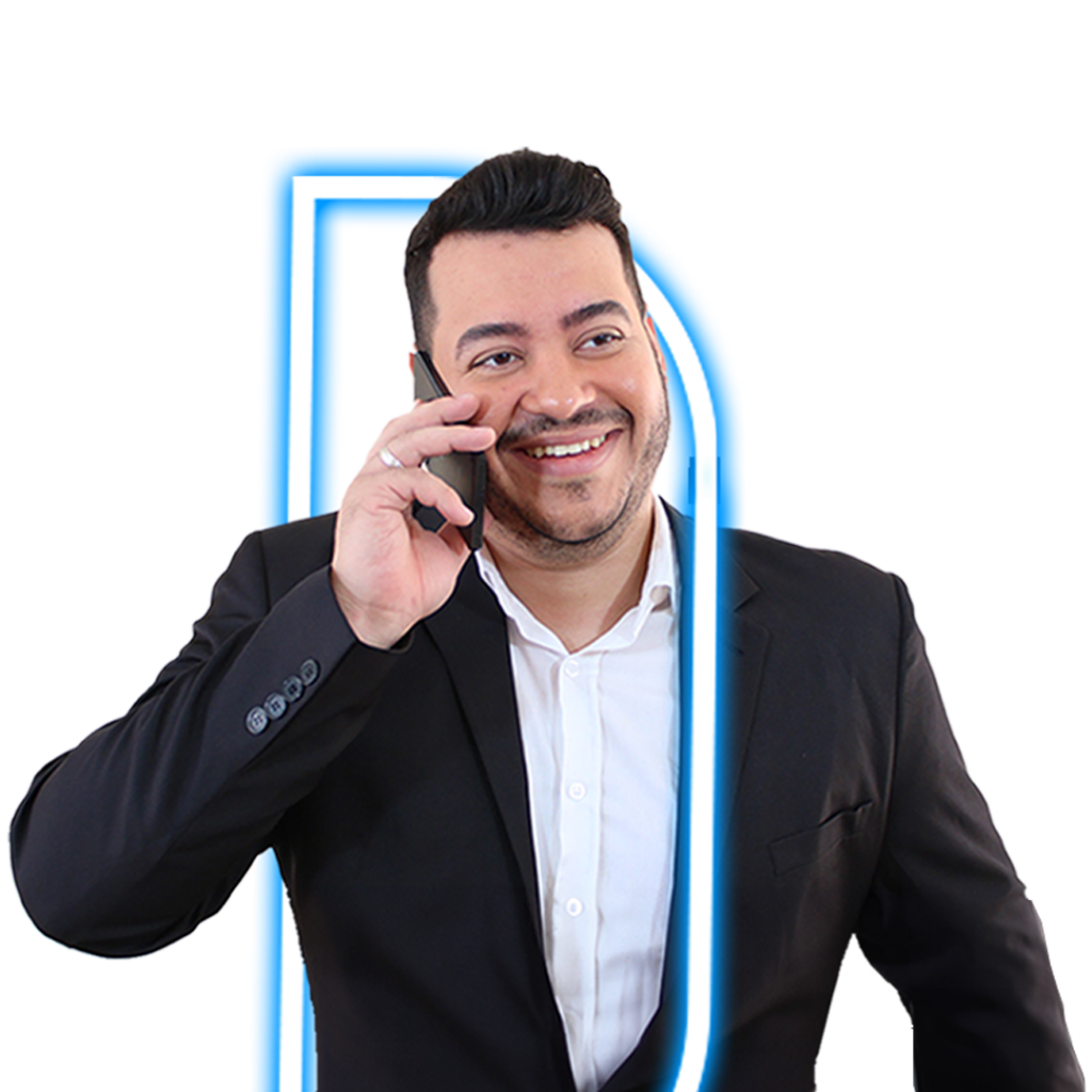 Wesley Lopes de terno, sorrindo enquanto fala ao telefone, envolto de um arco azul neon.