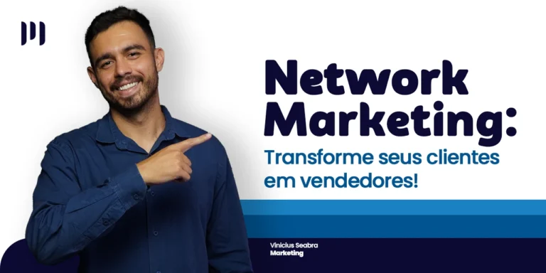 Vinicius Seabra do dep. de Marketing olha para frente aponatndo para o titulo ao lado enquanto sorri. Ao fundo, um degradê com tons de azul escuro ao azul claro.