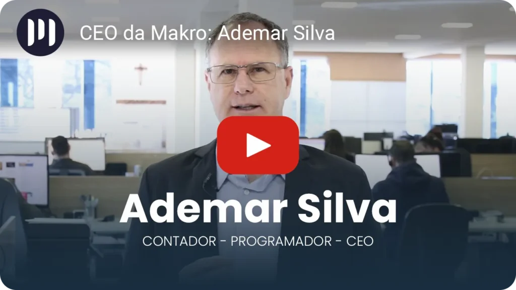 Thumbnail de um vídeo do Youtube onde a capa dele é uma foto do CEO da Makro Ademar Silva em pé com pessoas trabalhando no fundo da imagem