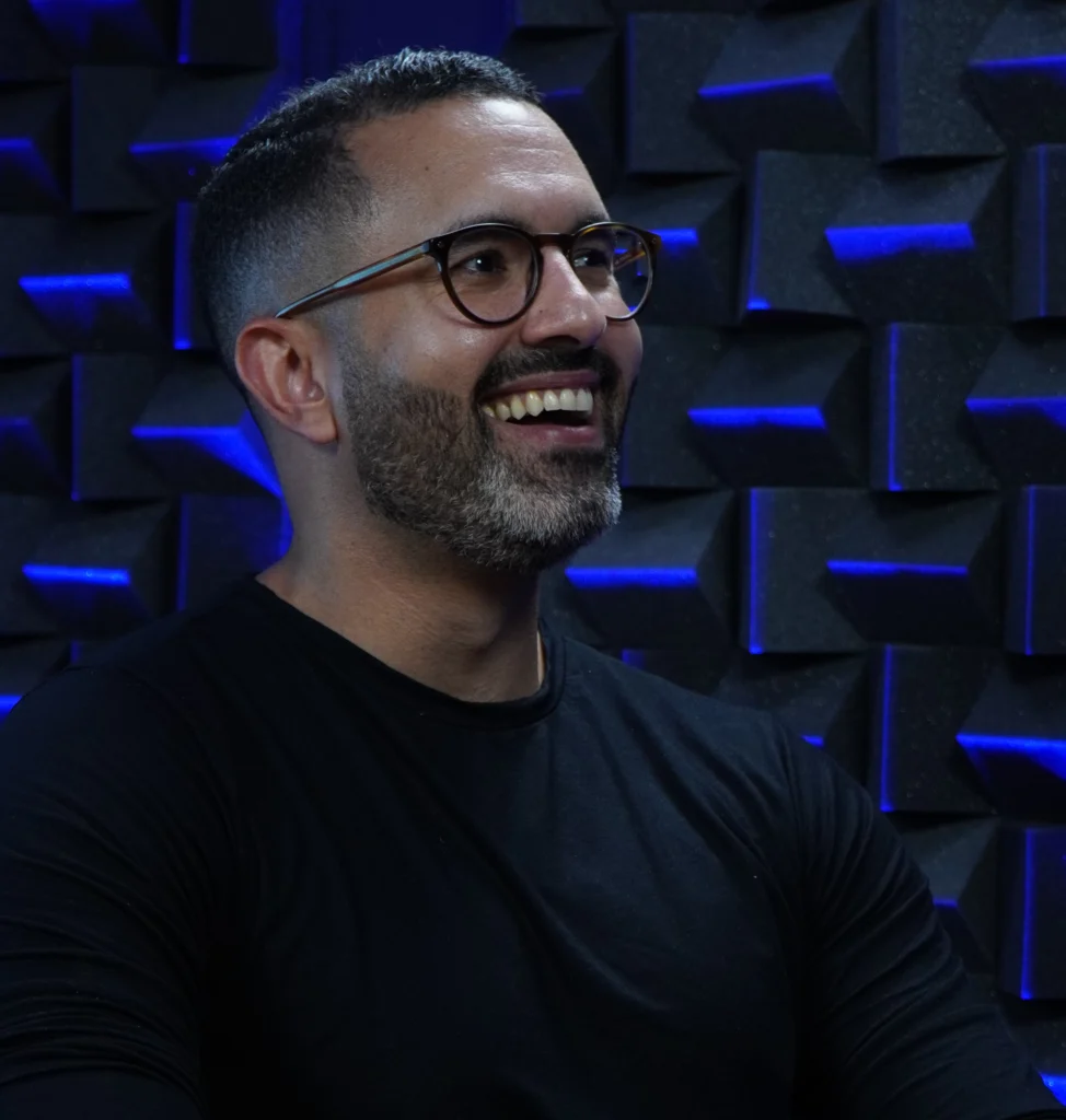 Felipe Nunes, embaixador da Makro e CEO da CFC Academy, sorrindo durante gravação em estúdio.