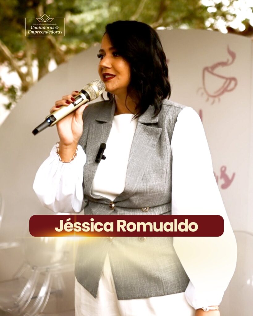 Uma mulher com cabelo preto em pé segurando um microfone.  Imagem com o texto abaixo "Jéssica Romualdo". Palestrante do Encontro Nacional de Contadoras Empreendedoras