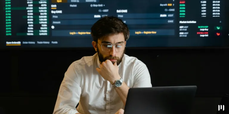 homem sentado na mesa cm m computador em sua frente e um telão no fundo faz alusão a inteligência artificial e a tecnologia que será apresentada na CBC deste ano