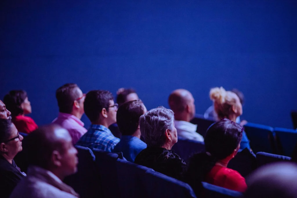 A imagem mostra um grupo de homens e mulheres de meia idade. Assistindo a uma palestra. Fazendo alusão a responsabilidade Fiscal que será tratado no CBC 2024.