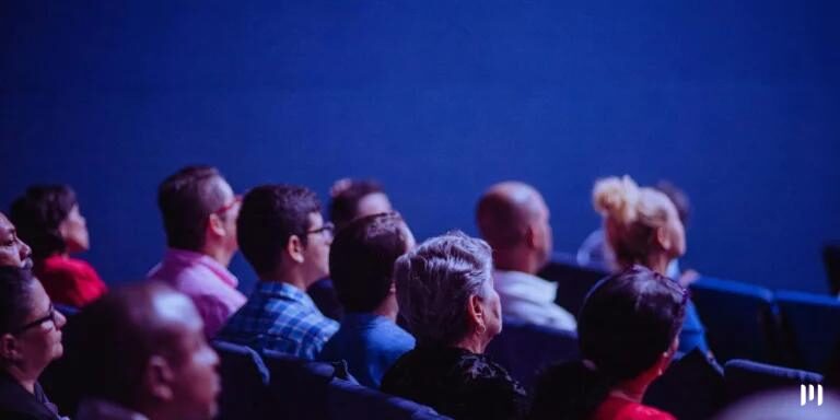 A imagem mostra um grupo de homens e mulheres de meia idade. Assistindo a uma palestra. Fazendo alusão a responsabilidade Fiscal que será tratado no CBC 2024.