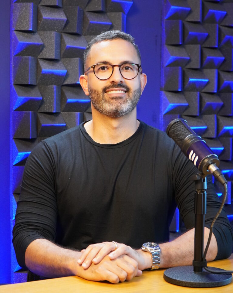 Felipe Nunes, Contador, Auditor Independente, Servidor Público Federal e fundador do CFC Academy em uma mesa em um cenário de podcast.