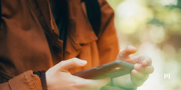 Trabalhador utiliza um smartphone para acessar serviços digitais relacionados ao Crédito do Trabalhador e à contratação de crédito consignado.
