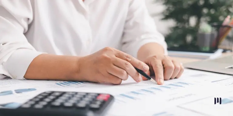 Profissional analisa relatórios financeiros e tributários após atualização das Regras GloBE pela Receita Federal.