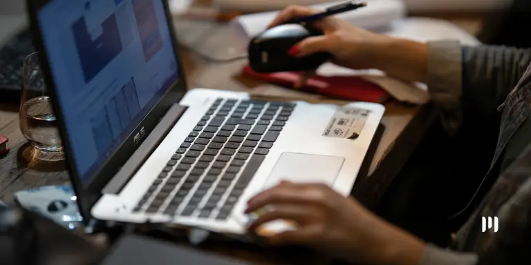 Candidata consulta o Resultado definitivo do EQT 1/2026 em um notebook, em ambiente de estudo, enquanto acompanha informações e documentos relacionados ao exame.