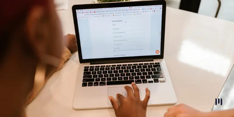 Pessoa utiliza notebook para preencher um cadastro online relacionado ao formato alfanumérico do CNPJ.