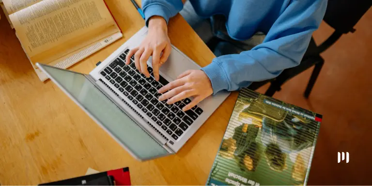 Profissional utiliza notebook para acessar sistema da NF-e após atualização da Nota Técnica 2014.002 versão 1.40.