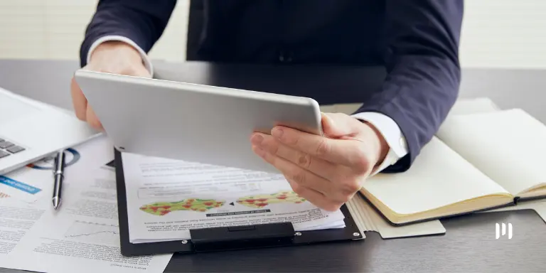 Empresário utiliza tablet para acessar documentos digitais relacionados ao programa Brasil Mais Simples, que busca reduzir a burocracia para empresas.