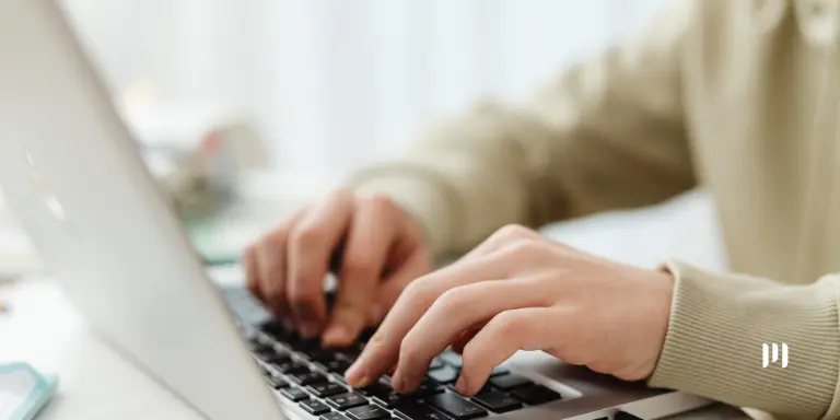 Pessoa utilizando um notebook durante atividade de trabalho, representando o eSocial indisponível durante manutenção programada.