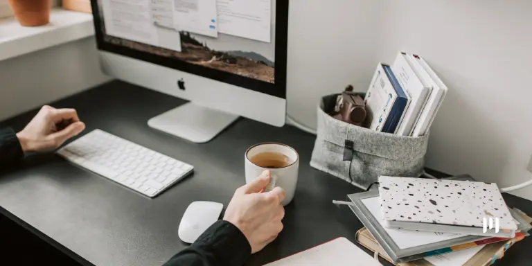 Pessoa trabalhando em computador para acessar a API da Reforma Tributária em ambiente digital.