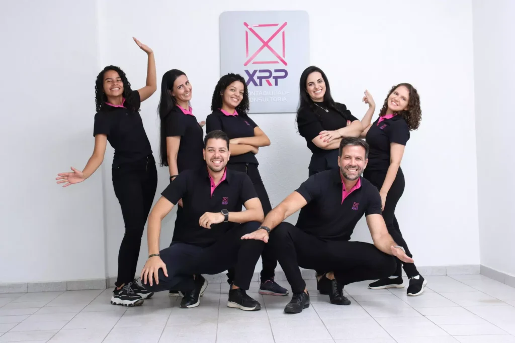 Equipe da XRP Contabilidade e Consultoria em frente à sede da empresa durante registro institucional.