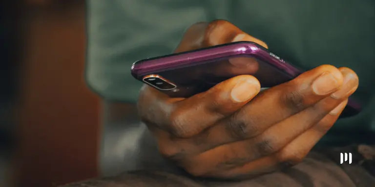 Pessoa consulta o quarto lote de restituição do IRPF pelo celular.