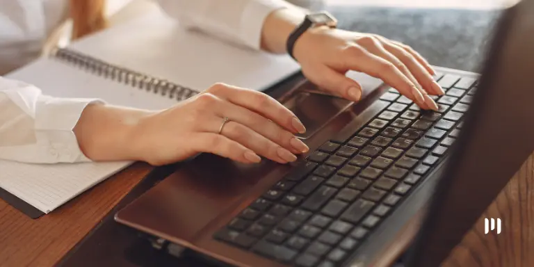Pessoa utilizando notebook em ambiente de trabalho, representando o acesso ao sistema DeRE.
