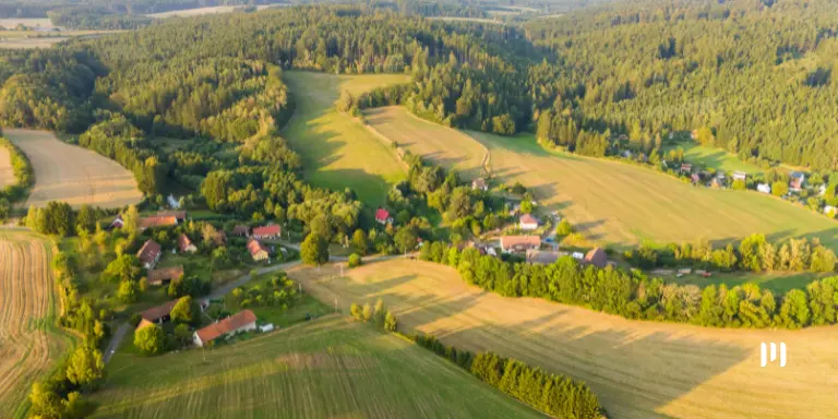 Vista aérea de propriedade rural com áreas de cultivo e vegetação, relacionada à tabela do Valor da Terra Nua 2026.