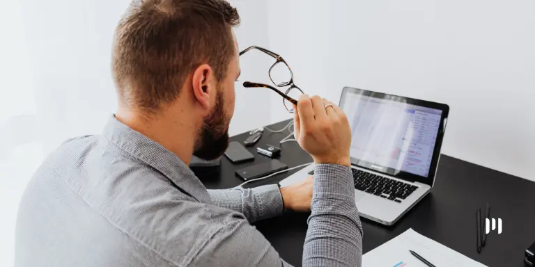 Desativação do e-CAC: profissional utiliza notebook durante acesso a serviços digitais.