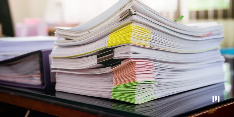 Pilha de documentos sobre mudanças da Lei Complementar 236/2026