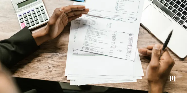 Profissional analisando documentos e cálculos sobre o regime regular do IBS e da CBS.