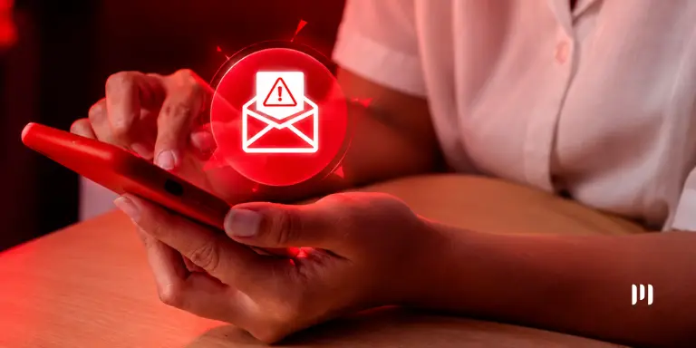 Mulher segura celular com ícone de alerta sobre cobrança indevida de anuidades.