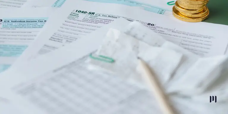 Documentos fiscais e moedas ilustram regras de benefícios fiscais