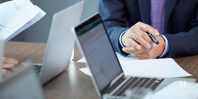 Regra Simplificadora Globe em análise por profissionais durante reunião com documentos e notebooks.